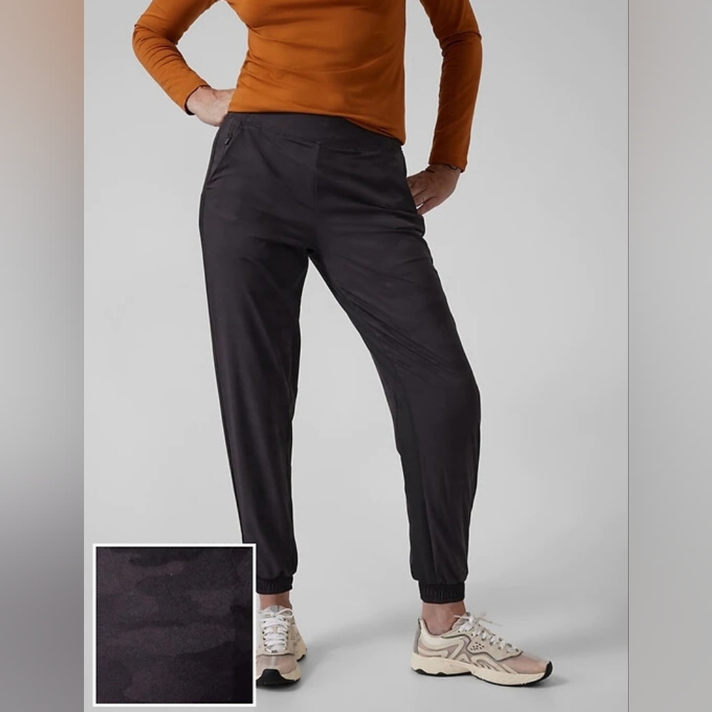 ATHLETA Brooklyn Lined Jogger Black Camo 6 Travel Pant Gorpcore Luxe